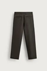 Pantalón straight fit color marrón oscuro, confeccionado en tejido compacto de algodón con estructura twill, bolsillos frontales, bolsillos traseros de vivo con botón y cierre frontal con cremallera y botón.