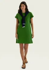 Vestido corto color verde de corte recto y holgado, con mangas cortas con vuelta y un bolsillo aplicado en el pecho.