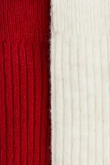 Pack de dos pares de medias de media pantorrilla, confeccionadas en punto acanalado de mezcla de lana. Presentan un diseño en color rojo con detalles en color blanco en los bordes.