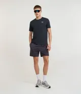 Bermuda masculina color gris oscuro con textura de microperforaciones, cintura elástica con cordón ajustable y bolsillos.