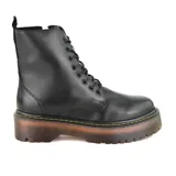 Bota de cuero negra con cordones, plataforma y suela track color marrón.