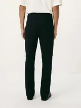 Pantalón estilo chino de corte recto en color negro, con cierre de botón y cremallera frontal.