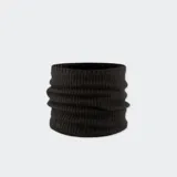 Cuello tejido de punto acanalado color negro, con forro polar PrimaLoft.