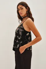 Top de breteles finos con escote en V, confeccionado en viscosa negra con bordados florales y aplicaciones de lentejuelas brillantes.