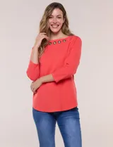 Remera color coral de algodón con elastano, de corte semi holgado y mangas tres cuartos. Presenta un escote bote decorado en el frente con cuatro ojalillos metálicos circulares.