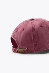 Gorra de béisbol color borgoña con efecto lavado.