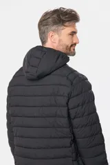 Campera negra acolchada con capucha desmontable.