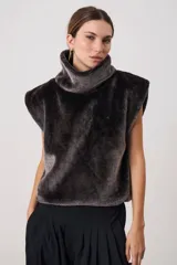 Chaleco de piel sintética en color gris oscuro, con cuello alto y diseño sin mangas de hombros estructurados.