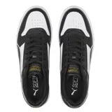 Championes urbanos Puma modelo RBD Game Low, color blanco con detalles en negro. Presentan un diseño inspirado en el básquetbol con perforaciones en la puntera, el logo de la marca en la lengüeta y la franja característica en los laterales. Cuentan con suela de goma con efecto envejecido.