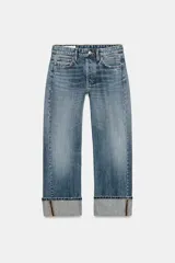 Jeans TRF rectos de tiro medio en color azul, con diseño de cinco bolsillos, trabillas para cinto y bajo con vuelta marcada. Cierre frontal con botones metálicos.