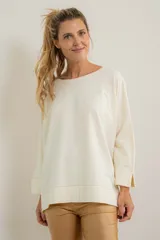 Remerón blanco de corte holgado con mangas largas y puños anchos.