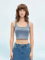 Musculosa corta de tirantes anchos, color azul piedra, con escote cuadrado y ajuste al cuerpo.