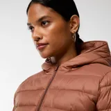 Campera puffer color marrón con capucha, cierre frontal con cremallera y bolsillos laterales.