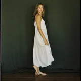 Vestido largo blanco de tirantes finos, con escote en V y corte imperio.