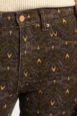 Jean flared wide leg de tiro medio con estampado geométrico en tonos marrón, verde militar y amarillo.