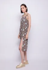Vestido largo con estampado floral, sin mangas y con tirantes finos. Presenta una abertura lateral y elásticos en la espalda.