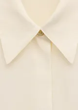 Camisa de seda 100% en color amarillo claro, con cuello clásico, cierre frontal oculto con botones y mangas largas.