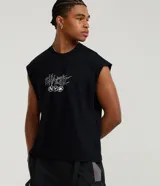 Musculosa sin mangas negra, corte boxy, con cuello redondo y estampa frontal en blanco con tipografía estilo gótico y el logo 'NYX' en un círculo.