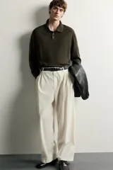 Sweater polo de punto regular fit tejido en hilatura de lana color gris oscuro, con cuello solapa, abertura frontal con botonadura y manga larga con acabados en rib.