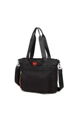 Cartera Las Oreiro color negro, con asas y correa de hombro ajustables con el logo de la marca. Tiene un bolsillo frontal con cierre, un bolsillo principal con cierre y un detalle de dije de cuerda con borla. El logo de la marca es un círculo rojo con un diseño en el centro.