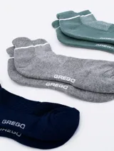 Pack de tres pares de soquetes deportivos de algodón, en colores azul marino, gris jaspeado y verde bosque. Todos tienen un borde superior blanco con una línea fina y la marca "GREGO" estampada en el empeine.