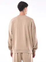 Buzo negro de corte holgado, con cuello redondo y mangas largas.