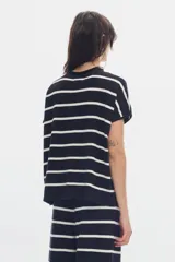 Top de punto a rayas horizontales rojas y celestes, con cuello alto y mangas cortas de corte holgado.