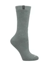 Calcetín de caña media color gris melange, con tejido de punto liso y detalle de etiqueta con logo de la marca en el borde superior.