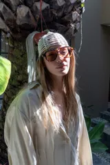 Lentes de sol con montura marrón y cristales espejados azules. Diseño aviador con doble puente y patillas delgadas.