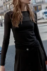 Camiseta de manga larga color beige, con cuello redondo y detalle de camiseta interior en el mismo tejido. Tiene un bajo asimétrico y corte slim fit.