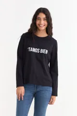 Remera de manga larga color beige con cuello redondo a la base. Presenta un estampado frontal con un dibujo de labios en color fucsia y la palabra 'BESITO' en color negro.