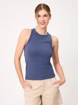 Musculosa de algodón peinado azul, confeccionada en punto sencillo con cuello redondo y diseño ajustado.