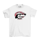 Remera blanca de algodón con estampa frontal de un perro con gorra y lentes de sol sobre un círculo rojo.