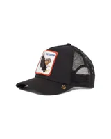 Gorra tipo trucker de color negro con panel frontal rígido y parte trasera de malla transpirable. Presenta un parche bordado en el frente con la imagen de un águila y la palabra Freedom.