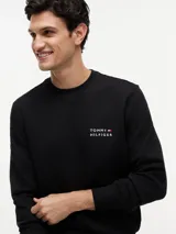 Buzo negro de cuello redondo de Tommy Hilfiger, con el logo brand love bordado en el pecho, mangas largas y puños acanalados.