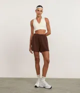 Bermuda deportiva Get Over de color marrón, confeccionada en modal, con cintura elástica y diseño cómodo.