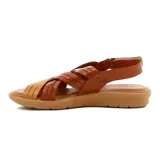 Sandalias de cuero color marrón con plataforma baja. Presentan tiras anchas cruzadas en el empeine y pulsera con hebilla al tobillo.