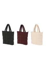 Bolso tipo tote acolchado con diseño matelaseado de cuadros, con asas superiores y cierre principal.