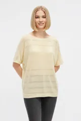 Remera de manga corta de acrílico en color amarillo, con diseño calado, corte holgado y cuello bote.