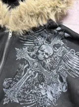 Campera de algodón y poliéster color negro con cierre frontal y capucha con borde de piel sintética. Cuenta con bolsillos frontales estilo canguro y diseño estampado en el pecho.