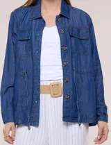 Sobrecamisa azul de denim de algodón liviano, con cuello camisero, cierre frontal de botones, bolsillos con solapa en el pecho y cordón ajustable en la cintura.