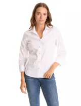 Camisa blanca de algodón con cuello clásico, cierre frontal con botones nacarados, mangas tres cuartos con puños anchos rebatibles y corte entallado con pinzas.