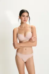 Bombacha tipo vedetina de microfibra con detalles de puntilla en los bordes.