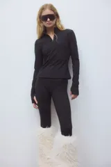 Campera deportiva de tejido funcional con tecnología SoftMove, de corte ajustado, cuello elevado, medio cierre frontal y mangas largas raglán con abertura para el pulgar.