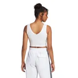 Top deportivo Adidas de corte ajustado y estilo crop, color blanco con cuello redondo y logo de la marca bordado en negro en el centro del pecho.