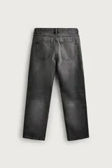 Pantalón de jean corte slim fit, color azul oscuro, con diseño de cinco bolsillos, tiro medio y cierre frontal con cremallera y botón.