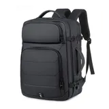 Mochila negra con múltiples compartimentos, bolsillos frontales con cierre, puerto USB integrado, asa superior y lateral, correas ajustables y acolchadas, y diseño expandible.