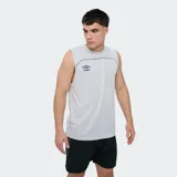 Musculosa deportiva Umbro Balance de color negro, con detalles de ribetes grises en el pecho y el logo de la marca bordado en blanco.