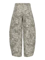 Pantalón de tiro alto con silueta barrel, más amplia en la rodilla y entallada hacia el ruedo, con estampa de efecto camuflado en tonos grises y verdosos.