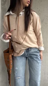 Sweater Carli de tejido de punto en color beige, de manga larga y con delicados bordados florales en relieve en el frente.